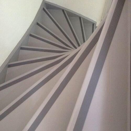 geverfde trap in de kleur grijs met een trapstrip beplakt